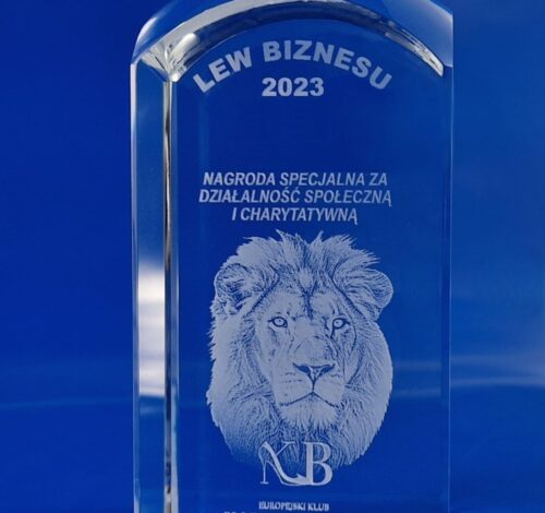 Kryształowa statuetka Lew Biznesu, zdjęcie lwa wygrawerowane laserem 3D, szklana nagroda dla osób działających Fair Play w biznesie. Szklana statuetka dla ludzi, którzy z pasją i najwyższą jakością tworzą swoje firmy