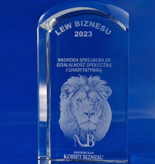 Kryształowa statuetka Lew Biznesu, zdjęcie lwa wygrawerowane laserem 3D, szklana nagroda dla osób działających Fair Play w biznesie. Szklana statuetka dla ludzi, którzy z pasją i najwyższą jakością tworzą swoje firmy