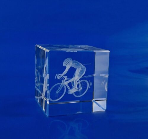 rowerzysta w 3D szklana statuetka jako nagroda w wyścigach kolarskich Kryształ z rowerzystą w 3D jako pamiątka dla zawodników, którzy brali udział w wyścigu figurka kolarza 3D na wyścigi, szklane trofeum kolarskie rower 3D w szkle z dedykacją