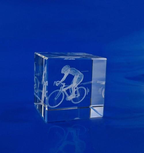 rowerzysta w 3D szklana statuetka jako nagroda w wyścigach kolarskich Kryształ z rowerzystą w 3D jako pamiątka dla zawodników, którzy brali udział w wyścigu figurka kolarza 3D na wyścigi, szklane trofeum kolarskie rower 3D w szkle z dedykacją