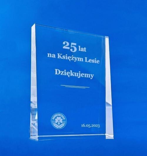 upominki na eventy z okazji 25-lecia firmy Agrocentrum, spersonalizowana, elegancka szklana statuetka, kryształowa statuetka z wygrawerowanym w 3D logo oraz dedykacją jako nowoczesny prezent biznesowy Szklane upominki z grawerem 3D to oryginalny prezent, dzięki któremu Twoja firma na długo pozostanie w pamięci uczestników Szukasz upominku na event, szkolenie czy konferencję, postaw na jakość i estetykę grawerowania laserem 3D w szkle