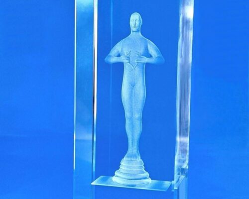 glass Oscar 3D award for events with a gold stripe at the bottom. Oscar as a 3D model engraved inside crystal glass. Organize the Oscars gala at your event for exceptional employees and contractors. Glass Oscar 3D, a company award on the occasion of the anniversary