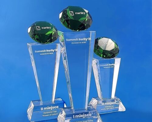 glass award with a green diamond, premium award topped with a green crystal diamond. Crystal statuette for the Eyelash and Eyebrow Styling Championship
