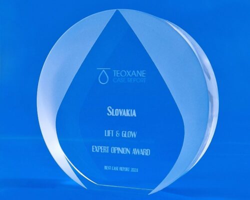 A round award made of crystal glass with a delicate bevel at the bottom. The statuette has a very impressive sandblasted drop referring to the company's logo. Glass award for Teoxane experts. Personalized glass awards in the shape of a circle with a sandblasted drop