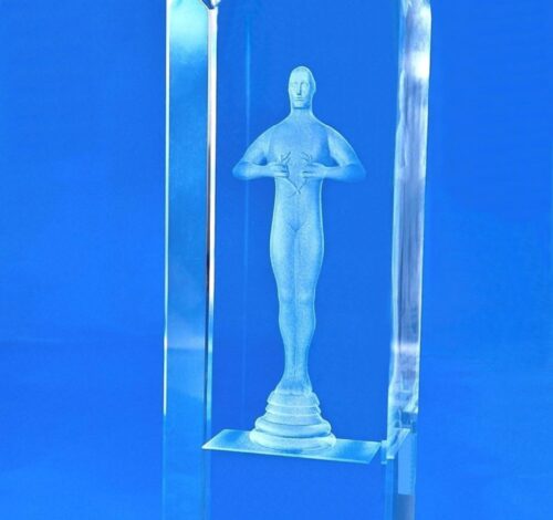 szklana statuetka Oskar 3D na eventy ze złotym paskiem na dole. Oskar jako model 3D grawerowany wewnątrz szkła kryształowego. Zorganizuj na swoim evencie galę rozdania Oskarów dla wyjątkowych pracowników oraz kontrahentów. Szklany Oskar 3D nagroda firmowa z okazji jubileuszu