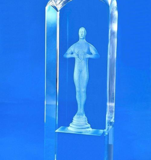szklana statuetka Oskar 3D na eventy ze złotym paskiem na dole. Oskar jako model 3D grawerowany wewnątrz szkła kryształowego. Zorganizuj na swoim evencie galę rozdania Oskarów dla wyjątkowych pracowników oraz kontrahentów. Szklany Oskar 3D nagroda firmowa z okazji jubileuszu