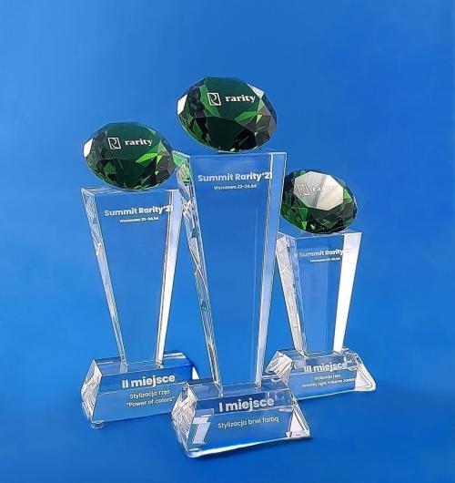 szklana statuetka z zielonym diamentem, statuetka premium zwieńczona diamentem z zielonego kryształu. Kryształowa nagroda na Mistrzostwa stylizacji rzęs i brwi opis – szklana statuetka, kryształowy zielony diament, grawerowanie 3D, piaskowanie, malowanie na biało