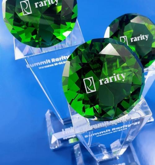 ekskluzywna, szklana statuetka Zielony Diament, Diament z zielonego kryształu nawiązuje do głównego koloru firmy Rarity. Logo na diamencie wykonane techniką piaskowania i malowania natryskowego Statuetki z pięknego kryształu z okazji Mistrzostw stylizacji rzęs i brwi