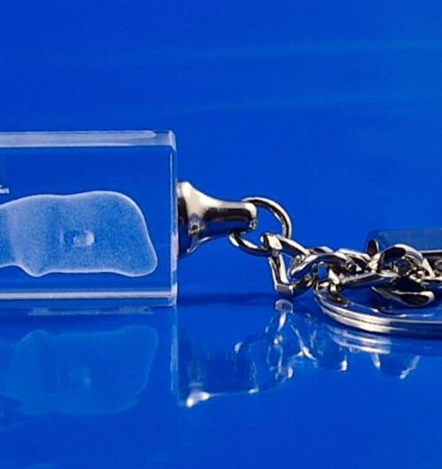 Szklany brelok z figurką niedźwiedzia wygrawerowany jako model 3D dla Muzeum Narodowego w Szczecinie z okazji 200 lat kolekcji starożytności pomorskich Pamiątkowy breloczek z niedźwiadkiem ze zbiorów archeologicznych Muzeum w Szczecinie Niedźwiadek ten jest wyjątkowo rzadkim eksponatem, oryginalny jest wykonany z bursztynu