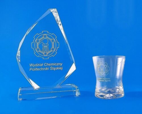 a glass Icepeak award in a set with a glass with the logo of the Silesian University of Technology, designed as a corporate gift for visiting guests A crystal glass statuette with a logo engraved inside the glass will be a nice souvenir, that your client will surely put in a place of honor. and a glass with the logo will remind you of the pleasant moments of your meeting at every occasion Order your personalized gift set consisting of a award, glass, medal, keychain, pendrive, paperweight with a 3D design Perfect idea for a business gift