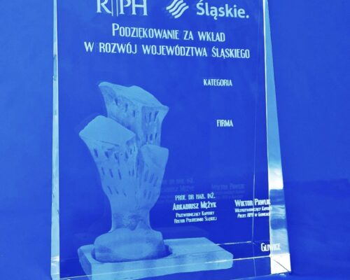glass occasional award for the competition Brand Slaskie, sculpture of buildings engraved in 3D inside crystal glass Beautiful, large crystal glass, slightly tapering towards the top A crystal statuette of thanks for the contribution to the development of the Silesian Voivodeship