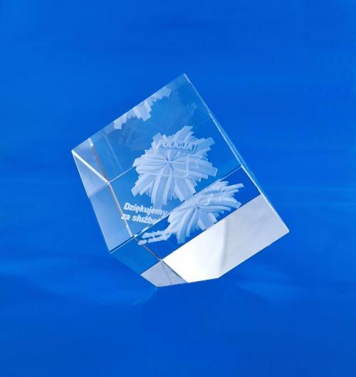 odznaka policyjna w krysztale 3D, piękny prezent dla Policjanta, policyjna odznaka wygrawerowana jako model 3D wewnątrz szkła kryształowego na odznace wygrawerowany numer służbowy oraz podziękowanie za lata służby Odznaka policyjna jako szklana statuetka z okazji zakończenia służby Policyjna blacha w szkle, gwiazda policyjna grawerowana w szkle w 3D