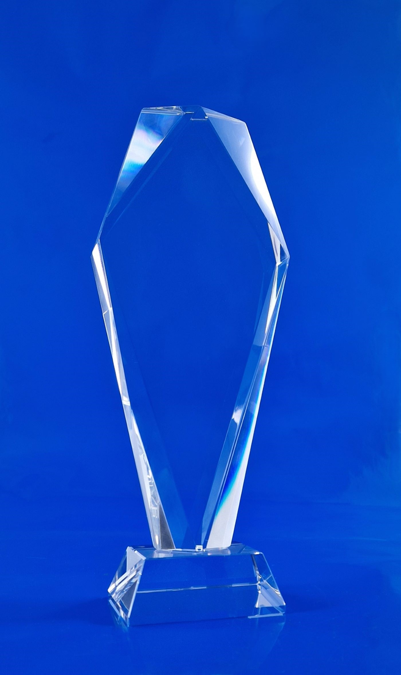 prestiżowa szklana statuetka z pięknie szlifowanego kryształu Szlifowane boki statuetki podkreślają piękno czystego kryształu Wygraweruj swoje logo z dedykacją dla najlepszych Klientów