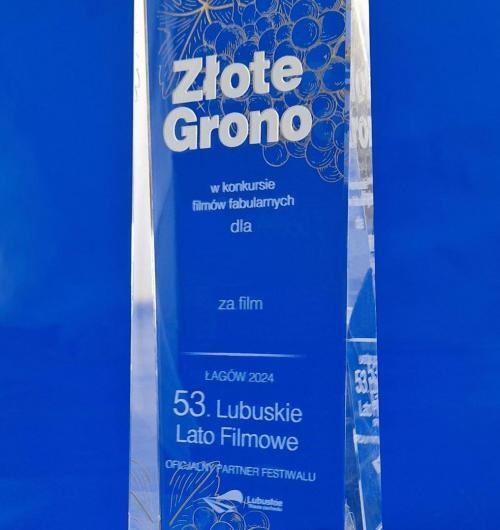 szklana statuetka na zamówienie Złote Grono, artystyczne zdobienie. Statuetka ze szkła kryształowego dodatkowo zdobiona artystycznie złotymi winogronami, które nawiązują do tradycji Zielonej Góry Napisy, kategorie nagrody oraz logotypy są wygrawerowane wewnątrz szkła laserem 3D