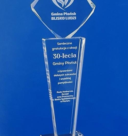 szklana statuetka okolicznościowa z okazji 30-lecia. Kryształowa statuetka Primavera z rombem z bardzo efektownymi, ozdobnymi szlifami Ekskluzywna szklana statuetka z okazji 30-lecia Gminy wykonana techniką grawerowania 3D Elegancki szklany prezent jubileuszowy z dedykacją grawerowaną wewnątrz szkła Szukasz oryginalnego prezentu z okazji jubileuszu Wybierz szklaną statuetkę z grawerem 3D