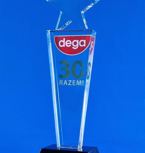 szklana statuetka okolicznościowa Gwiazda Biznesu Statuetka ze szklaną gwiazdą jako nagroda dla pracowników z okazji 30-lecia firmy Jubileuszowe logo wykonane jako nadruk UV Podstawa z czarnego kryształu dodaje prestiżu statuetce