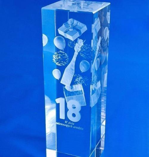 szklana statuetka prezent na urodziny i na rocznicę firmy Butelka z szampanem, fajerwerki, balony, pudełko z prezentem wszystko wygrawerowane jako modele 3D Dodaj swoją dedykację i uświetnij niezapomniany dzień oryginalnym szklanym prezentem Prostopadłościan ze szkła kryształowego z grawerem 3D na jubileusz firmy