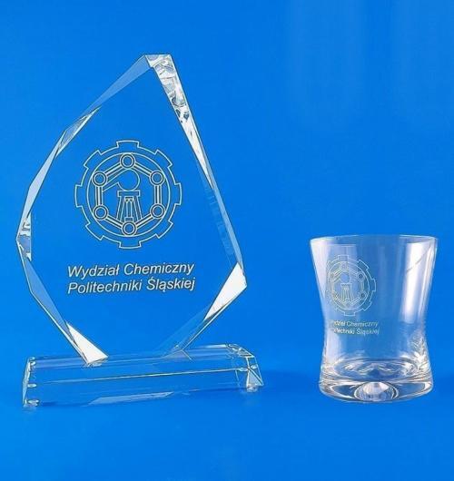 szklana statuetka Icepeak w zestawie ze szklanką z logo Politechniki Śląskiej zaprojektowana jako prezent firmowy dla odwiedzających gości Statuetka ze szkła kryształowego z wygrawerowanym wewnątrz szkła logo będzie miłą pamiątką, którą Twój Klient na pewno postawi na honorowym miejscu a szklanka z logo przy każdej okazji przypomni miłe chwile Waszego spotkania Zamów swój spersonalizowany komplet upominkowy składający się ze statuetki, szklanki, medalu, breloka, pendriva, przycisku do papieru z projektem 3D Idealny pomysł na prezent biznesowy