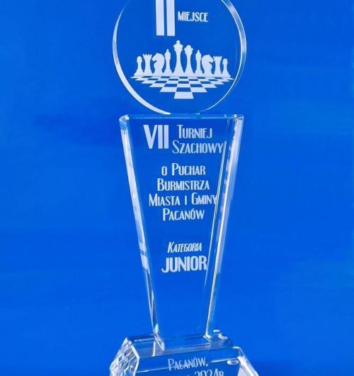 szklane trofeum na turniej szachowy organizowany przez Gminną Bibliotekę Publiczną w Pacanowie Szklana statuetka z medalem, w którym szachy są wygrawerowane laserem 3D Elegancka statuetka ze szkła kryształowego na zawody w trzech wysokościach na I, II i III miejsce