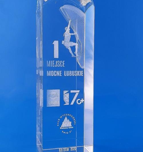 szklana statuetka, trofeum sportowe na zawody wspinaczkowe, wspinacz 3D wygrawerowany wewnątrz kryształowej bryły z zaokrągloną górą Nowoczesna szklana nagroda sportowa z projektem 3D wspinacza w skale Szklana statuetka 3D puchar dla najlepszego zawodnika