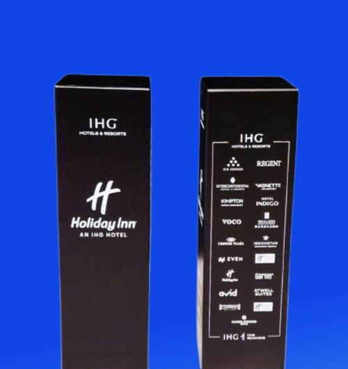 szklana statuetka czarny słupek na zamówienie IHG Hotels & Resorts prestiżowa statuetka z okazji otwarcia nowego hotelu statuetka ze szkła kryształowego z efektownym nadrukiem z każdej strony czarny nadruk wokół szklanej statuetki sprawia, że kryształ wydaje się cały czarny jeżeli szukasz statuetki, która z każdej strony ma grafikę to kryształowy prostopadłościan idealnie się do tego nadaje na każdej ściance szklanej bryły są napisy i logotypy Organizujesz otwarcie nowego biura, potrzebujesz nagród z okazji zakończenia inwestycji – napisz do nas Wspólnie stworzymy szklane statuetki oraz szklane upominki Laser 3D producent statuetek od 2000 roku