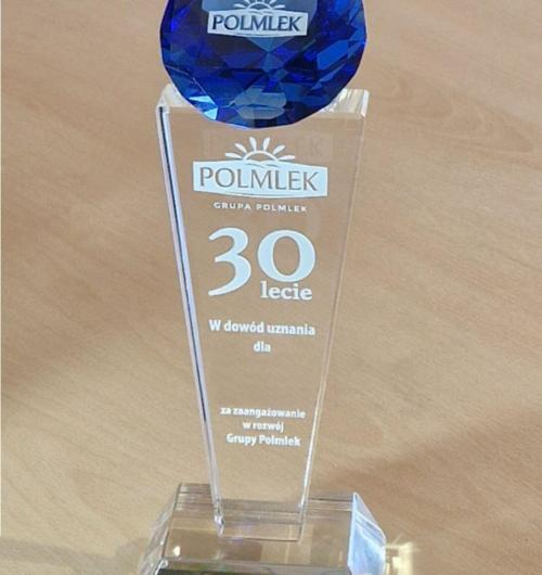 szklana statuetka z okazji jubileuszu 30-lecia z niebieskim diamentem Statuetka Premium z niebieskim diamentem nawiązującym do koloru logo bardzo prestiżowa statuetka ze szkła kryształowego na zamówienie Grupy Polmlek z okazji jubileuszu kryształowy niebieski diament z logo jako zwieńczenie statuetki Szukasz unikatowej statuetki na swój jubileusz, napisz do nas, zajmujemy się grawerowaniem 3D już od 2000 roku
