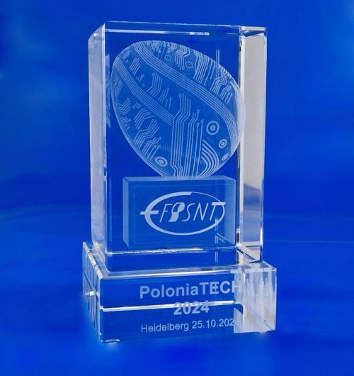 szklana statuetka na konferencję z innowacyjną gałką zmiany biegów Projekt 3D gałki wygrawerowany w kryształowej bryle z widocznym obwodem drukowanym Statuetka jest nagrodą dla wybitnego profesora oraz inicjatora Europejskiej Federacji Polonijnych Stowarzyszeń Naukowo-Technicznych. Chcesz zaprezentować swój nowatorski pomysł? Wybierz szkło kryształowe z grawerowaniem 3D Szklane bryły idealnie nadają się do grawerowania projektów trójwymiarowych Laser graweruje bardzo precyzyjnie Grawerujemy już od 24 lat Laser 3D Zielona Góra producent szklanych statuetek