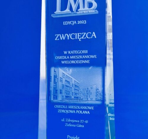 szklana statuetka dla zwycięzcy konkursu Lubuski Mister Budowy. Organizatorem wręczającym szklane nagrody jest Lubuska Izba Budownictwa Elegancka, kryształowa statuetka, delikatnie zwężająca się ku górze Ozdobny zielony pasek na dole i spodzie statuetki symbolizuje innowacyjność budynków a także jest nawiązaniem do kolorów województwa lubuskiego zdjęcie nagrodzonego budynku jest wygrawerowane laserem 3d wewnątrz szkła logo konkursu oraz napisy wykonane techniką grawerowania 3D w szkle Stwórz razem z nami oryginalne szklane statuetki na swój konkurs Producent statuetek – Laser 3D Zielona Góra