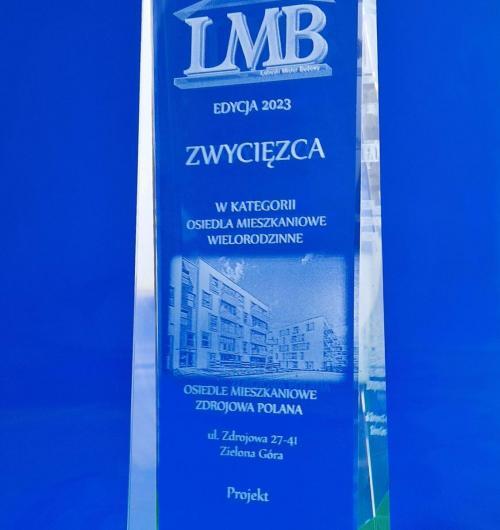 szklana statuetka dla zwycięzcy konkursu Lubuski Mister Budowy. Organizatorem wręczającym szklane nagrody jest Lubuska Izba Budownictwa Elegancka, kryształowa statuetka, delikatnie zwężająca się ku górze Ozdobny zielony pasek na dole i spodzie statuetki symbolizuje innowacyjność budynków a także jest nawiązaniem do kolorów województwa lubuskiego zdjęcie nagrodzonego budynku jest wygrawerowane laserem 3d wewnątrz szkła logo konkursu oraz napisy wykonane techniką grawerowania 3D w szkle Stwórz razem z nami oryginalne szklane statuetki na swój konkurs Producent statuetek – Laser 3D Zielona Góra