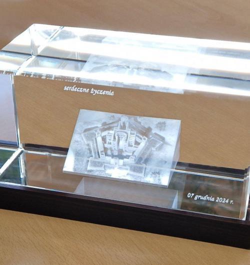 szklana statuetka, pamiątka z wygrawerowanym zamkiem Krzyżtopór jako modelem 3D Makieta zamku wygrawerowana w 3D w pięknej i okazałej bryle ze szkła kryształowego Szklana pamiątka z grawerem zamku umieszczona na drewnianej podstawce, podświetlonej białymi diodami LED Zamek w szkle prezentuje się bardzo elegancko, projekt 3D zamku pokazuje także wspaniałe ogrody pałacowe i fortyfikacje zamku Do czasów powstania Wersalu zamek Krzyżtopór był jednym z największych pałaców w Europie W 2018 zamek Krzyżtopór otrzymał status pomnika historii Jeżeli szukasz oryginalnych upominków i pamiątek historycznych napisz do nas Razem stworzymy unikatową pamiątkę z zabytkami 3D w szkle kryształowym Mamy 24 lata doświadczenia w grawerowaniu wewnątrz szkła Laser 3D producent szklanych statuetek i upominków, Zielona Góra