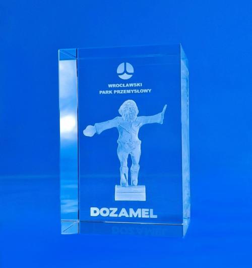 szklana statuetka z krasnalem w 3D, oryginalna rzeźba autorstwa artysty rzeźbiarza Tomasza Moczka stoi przed siedzibą firmy DOZAMEL Kryształowy krasnal grawerowany 3D jest upominkiem na zamówienie na konferencję Szklana statuetka z krasnalem z grawerem 3D Krasnal grawerowany w 3D w szkle z logo okazał się idealnym pomysłem na firmowy upominek Jeżeli w Twoim mieście są rzeźby krasnali, a może inne charakterystyczne symbole, może warto skorzystać z okazji, żeby je pokazać z logo Twojej firmy, podkreślając dumę z regionu, w którym mieszkasz i rozwijasz biznes Nasi doświadczeni graficy 3D stworzą dla Ciebie każdy projekt Wystarczy przesłać nam zdjęcia i wybrać statuetkę ze szkła kryształowego Laser 3D producent szklanych statuetek od 2000 roku