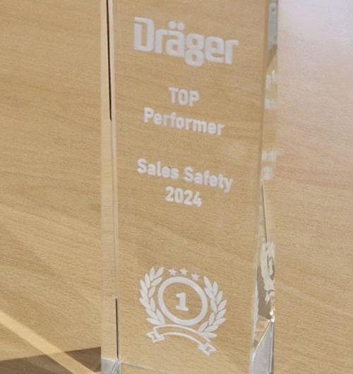 szklana statuetka nagroda w konkursie firmy Dräger Polska Elegancka kryształowa statuetka, która zwęża się delikatnie ku górze z wygrawerowaną grafiką w 3D Wieniec laurowy z gwiazdami na pierwsze miejsce Na górze logo oraz nazwa kategorii Szklana statuetka z grawerem 3D dla zwycięzcy konkursu Sales Safety 2024 Szukasz oryginalnych statuetek na konkurs, sprawdź naszą ofertę Grawerujemy już od 2000 roku Nasz doświadczony zespół pomoże w dobraniu statuetki i przygotuje wizualizację Laser 3D producent szklanych statuetek, Zielona Góra