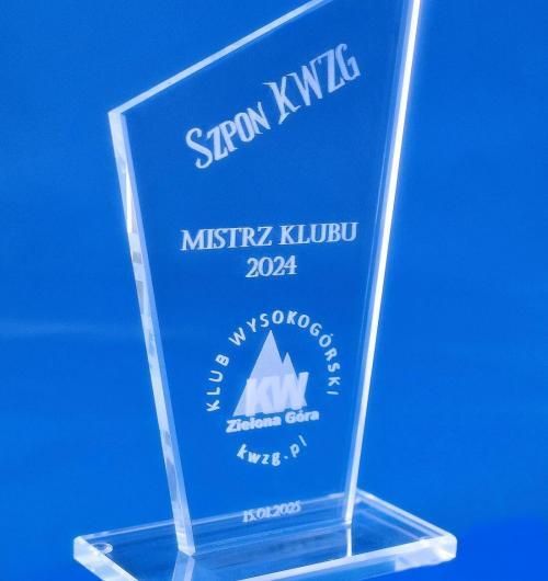 szklana statuetka nagroda dla Mistrza Klubu Wysokogórskiego w Zielonej Górze Szklane trofeum dla Zwycięzcy w corocznym konkursie Szpon KWZG Statuetka szklana z ostrym ścięciem, nawiązującym do kategorii konkursu – szpon Logo Klubu oraz napisy grawerowane wewnątrz szkła Do wykonania statuetki wykorzystaliśmy szkło odbarwione, bez zielonego odcienia Poszukujesz szklanej statuetki na swoje zawody sportowe, chcesz nagrodzić najzdolniejszych zawodników i trenerów? Sprawdź naszą ofertę szklanych statuetek z grawerem 3D Laser 3D producent statuetek od 2000 roku