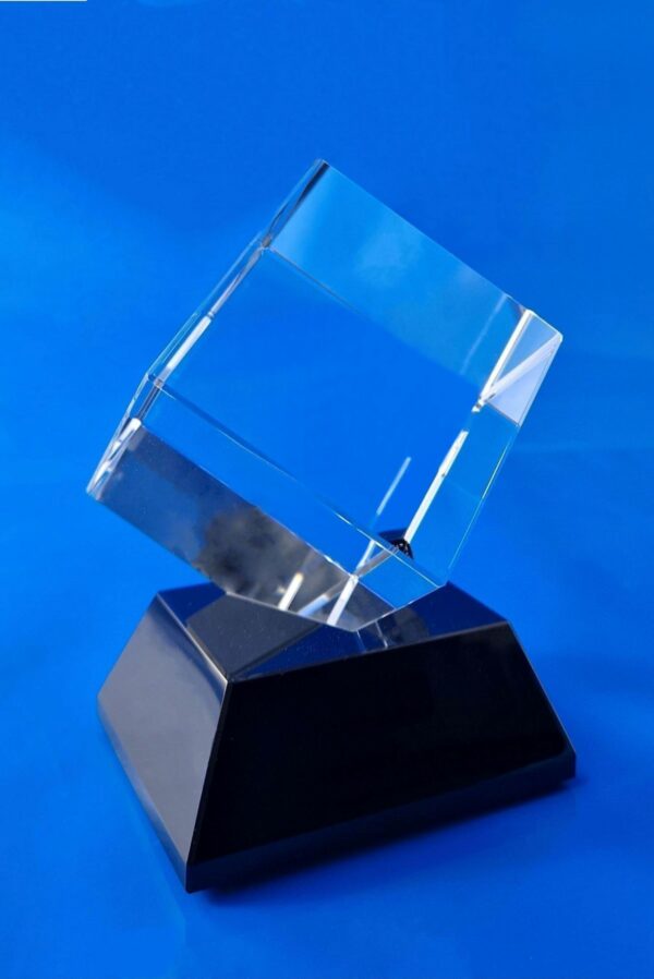 glass award on a black base with 3D engraving Glass cube with a cut corner on a black crystal base A glass cube with a cut corner, in which we can engrave a 3D design and a logo and a short text The crystal block is placed on an elegant, black crystal glass base in the shape of a trapezoid it is possible to place an inscription on the black base glass statuette cube with a black base can be an interesting idea for a reward for employees for years of work or as a thank-you statuette for cooperation Laser 3D Zielona Gora – we have been engraving since 2000