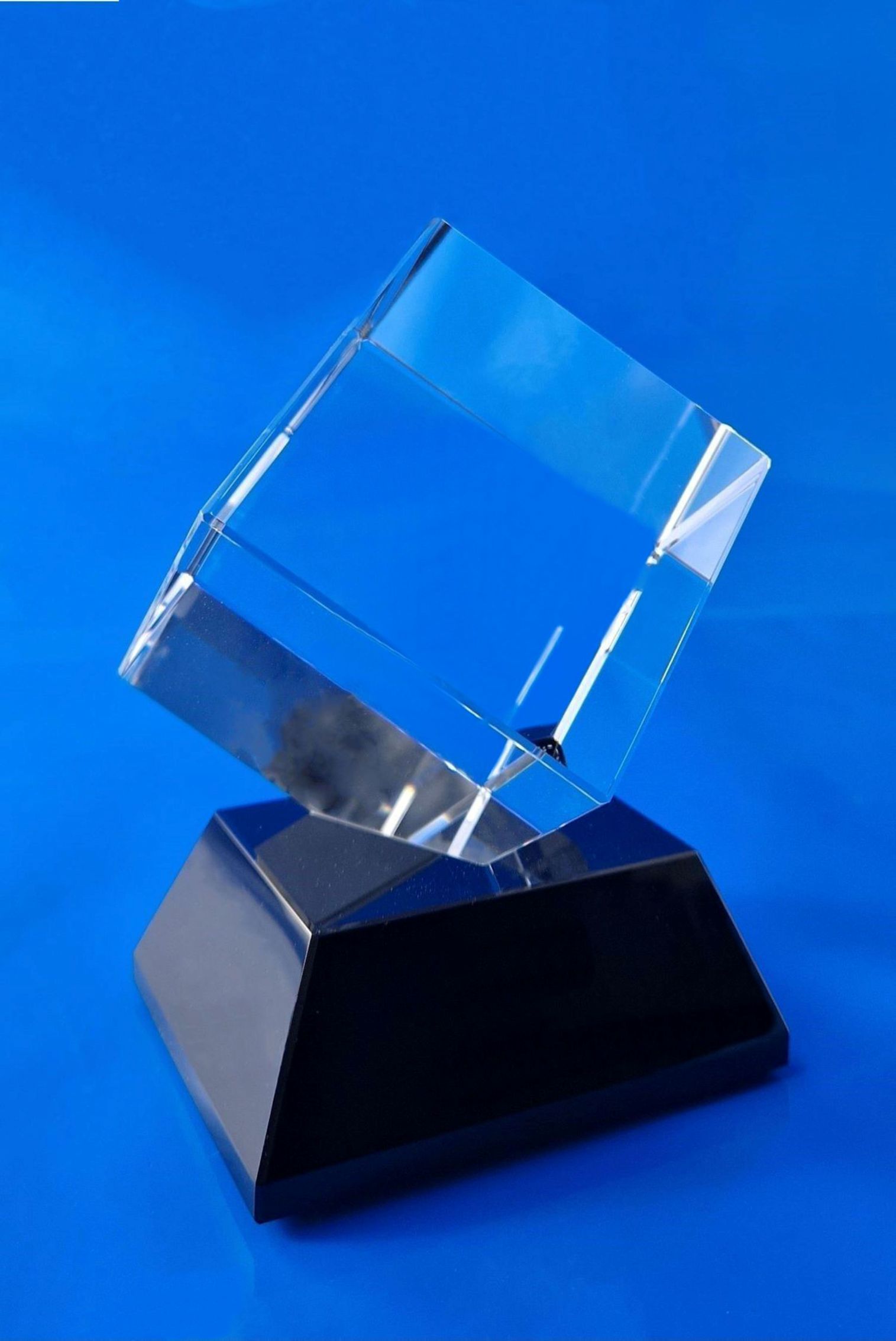 szklana-statuetka-dla-pracownikow-za-lata-pracy szklana statuetka dla pracowników za lata pracy na czarnej postawce personalizowana szklana kostka z grawerem 3D jako nagroda dla pracowników a także oryginalny gadżet firmowy