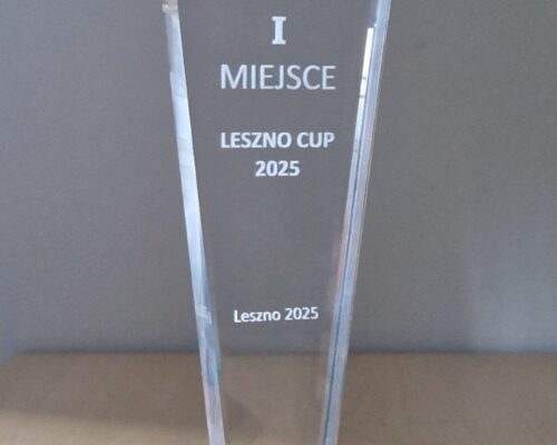 glass award for gliding competitions organized by Aeroclub Leszczynski in Poland The statuette is made of crystal glass. At the top of the award is a glass medal engraved with a glider. in the middle part features inscriptions. The award sits on a black base. The black crystal, from which the base is made, gives the award a luxurious character. Are you organizing a competition and looking for prizes? Ask us, we have been specializing in the production of custom awards for 25 years. Laser 3D engraved award manufacturer from Zielona Gora in Poland