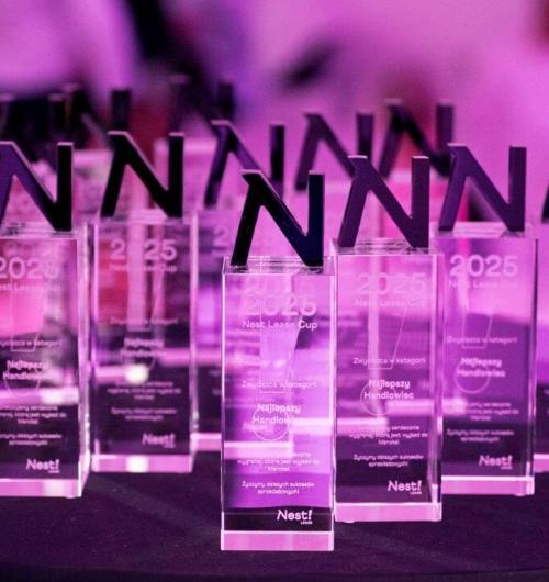 szklana statuetka, litera N z czarnego kryształu umieszczona na górze statuetki Czarna litera N jest z logo Klienta Wewnątrz szklanej bryły wygrawerowaliśmy imiona i nazwiska nagrodzonych osób Litera N wycięta z czarnego kryształu nadaje statuetce bardzo prestiżowego i unikatowego charakteru Szukasz statuetek na zamówienie? Sprawdź nasze możliwości Laser 3D producent szklanych statuetek z Zielonej Góry Grawerujemy już 25 lat