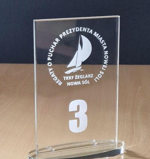 szklana statuetka na regaty o Puchar Prezydenta Nowej Soli organizowana przez nowosolski Klub Żeglarski Żeglarz Kształt podstawy nawiązuje do żaglówki. Statuetka w trzech wysokościach za pierwsze, drugie i trzecie miejsce Logo i napisy grawerowane wewnątrz szkła laserem 3D Planujesz imprezę sportową, sprawdź nasze możliwości wykonania szklanych statuetek Produkujemy szklane i kryształowe statuetki już od 25 lat Laser 3D Zielona Góra