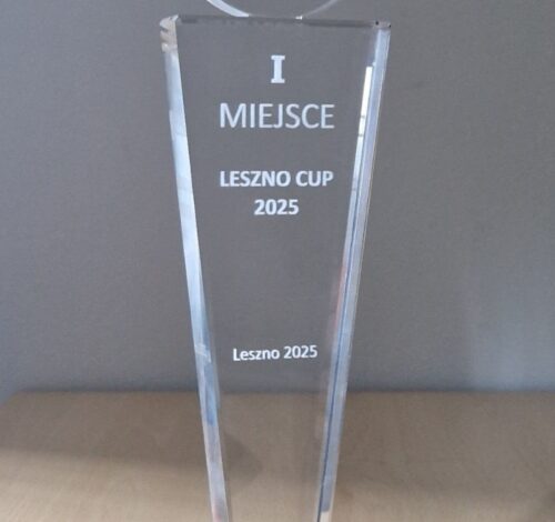 szklana statuetka na zawody szybowcowe organizowane przez Aeroklub Leszczyński Statuetka wykonana ze szkła kryształowego, na górze statuetki jest szklany medal, w którym wygrawerowany jest szybowiec W cokole znajdują się napisy Statuetka jest osadzona na czarnej podstawce, Czarny kryształ, z którego wykonana jest podstawa nadaje statuetce luksusowy charakter Organizujesz zawody i szukasz nagród? Zapytaj u nas, specjalizujemy się w produkcji statuetek na zamówienie od 25 lat Laser 3D producent statuetek z grawerem 3D z Zielonej Góry