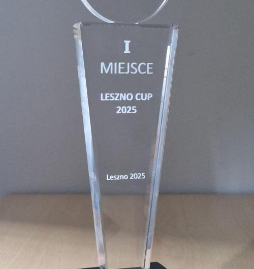 szklana statuetka na zawody szybowcowe organizowane przez Aeroklub Leszczyński Statuetka wykonana ze szkła kryształowego, na górze statuetki jest szklany medal, w którym wygrawerowany jest szybowiec W cokole znajdują się napisy Statuetka jest osadzona na czarnej podstawce, Czarny kryształ, z którego wykonana jest podstawa nadaje statuetce luksusowy charakter Organizujesz zawody i szukasz nagród? Zapytaj u nas, specjalizujemy się w produkcji statuetek na zamówienie od 25 lat Laser 3D producent statuetek z grawerem 3D z Zielonej Góry