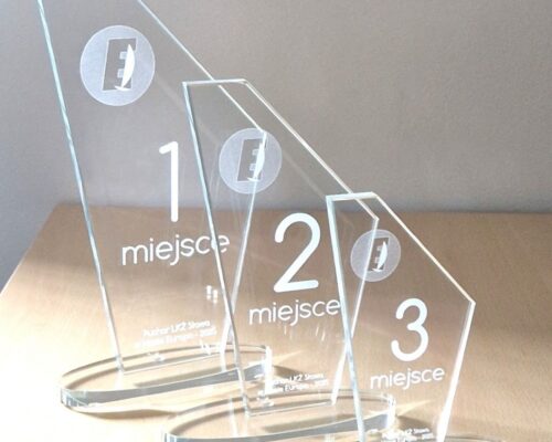 glass awards Sail for the Regatta for the Lubuski Sailing Club in Sława The shape of the statuette resembles a sail, and the oval base resembles a sailboat's hull. awards vary in height depending on the position. The logo and inscriptions are engraved inside the glass with a 3D laser. Looking for awards for your regatta or a glass trophy, contact us. We have been specializing in the production of awards for 25 years. Welcome 3D Laser from Zielona Gora, Poland
