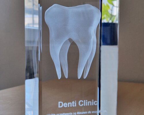 crystal glass award with 3D tooth, perfect gift for a dentist A large crystal piece with a 3D engraved tooth as a thank you gift for a dentist. The crystal statuette is 20 cm high and weighs 5.5 kg, such a glass award makes a truly impressive impression. The tooth is laser-engraved inside the glass in 3D. The 3D tooth model is crafted with high precision. The 3D crystal with a tooth engraving looks very impressive and will make an elegant decoration in a dental office. Looking for a gift for a dental clinic? A glass award with a 3D tooth can be a perfect personalized gift and a thank-you for your business. The unique design of this glass statuette will show how much you appreciate your client's cooperation. We have been engraving for 25 years. Laser 3D glass award manufacturer, Zielona Gora, Poland