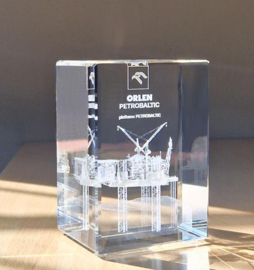 szklana statuetka z platformą wiertniczą w 3D wygrawerowana dla ORLEN Petrobaltic S.A. Platforma wiertnicza jest przygotowana jako trójwymiarowy projekt i wygrawerowana wewnątrz kryształowej bryły Grawerowanie laserem 3D jest bardzo precyzyjne, w statuetce widać wiele szczegółów konstrukcyjnych, które można oglądać z każdej strony Jeżeli szukasz sposobu na pokazanie swojego produktu z każdej strony – szklane statuetki 3D będą idealnym rozwiązaniem Jak powstaje projekt 3D w szkle? 1. Na podstawie zdjęć, rysunków, nasz grafik modeluje projekt 2. Wizualizacje z rzutami przesyłamy do Klienta 3. Po akceptacji grafiki, grawerujemy Już od 25 lat grawerujemy w szkle Zapraszamy – Laser 3D Zielona Góra, producent
