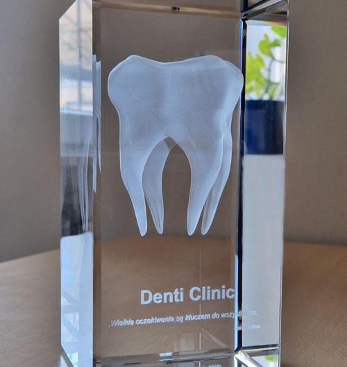 szklana statuetka ząb 3D, prezent dla dentysty Duża kryształowa bryła z wygrawerowanym zębem w 3D jako podziękowanie dla stomatologa Kryształowa statuetka ma wysokość 20 cm, i waży 5.5 kg, taka szklana statuetka robi naprawdę ogromne wrażenie Ząb jest wygrawerowany laserem wewnątrz szkła w trójwymiarze Model 3D zęba jest wykonany bardzo precyzyjnie kryształ 3D z grawerem zęba prezentuje się bardzo efektownie i będzie elegancką ozdobą w gabinecie Szukasz prezentu dla kliniki stomatologicznej? Szklana statuetka z zębem 3D może być doskonałym personalizowanym upominkiem i podziękowaniem za współpracę Unikatowy wygląd szklanej statuetki pozwoli pokazać jak bardzo doceniasz współpracę z Twoim Klientem Grawerujemy już od 25 lat Laser 3D producent szklanych statuetek, Zielona Góra