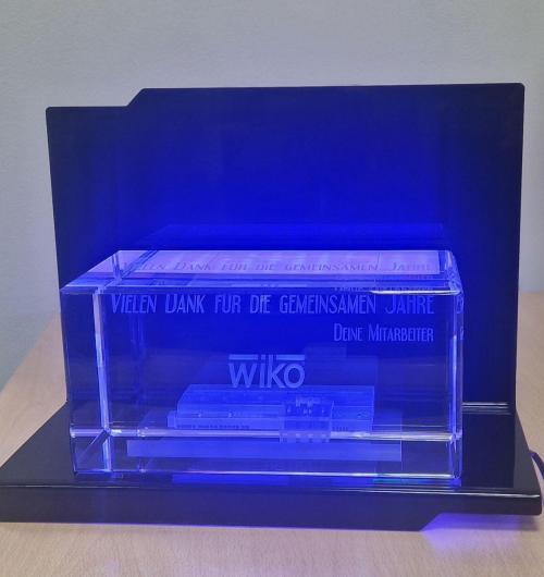 szklana statuetka 3D z budynkiem firmy wygrawerowanym w trójwymiarze wewnątrz kryształowej kostki budynek siedziby firmy jest wygrawerowany laserem jako trójwymiarowy obiekt, który można oglądać z każdej strony elegancji dodaje czarna podstawka z diodami LED, kolory podświetlenia można dowolnie zmieniać za pomocą pilota szklana statuetka z budynkiem firmy w 3D to doskonały pomysł na upominek firmowy dla Szefa a także dla firm, z którymi współpracujesz naszym laserem możemy wygrawerować dowolny obiekt, maszynę czy produkt w 3D Sprawdź co możemy wygrawerować dla Ciebie Laser 3D producent szklanych statuetek 3D z Zielonej Góry 25 lat doświadczenia w grawerowaniu 3D