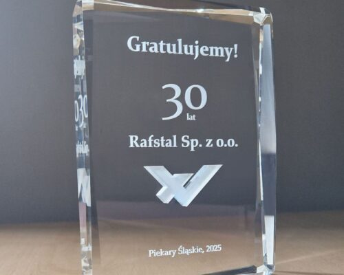 Exclusive glass award for the 30th Anniversary with personalized engraving A commemorative glass statuette for the company's anniversary, made of crystal glass. Thanks to the decorative cuts on the sides of the award, the statuette looks incredibly prestigious. Looking for an elegant glass award for your company's anniversary? Take advantage of our 25 years of experience and order beautiful, personalized statuettes. Laser 3D award manufacturer from Zielona Gora