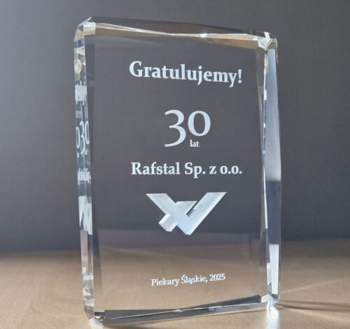 Ekskluzywna szklana statuetka na 30-lecie z personalizowanym grawerem Pamiątkowa, szklana statuetka z okazji jubileuszu firmy wykonana ze szkła kryształowego Dzięki ozdobnym szlifom po bokach statuetki, statuetka prezentuje się niezwykle prestiżowo. Szukasz eleganckiej, szklanej statuetki na jubileusz swojej firmy? Skorzystaj z naszego 25-letniego doświadczenia i zamów piękne, personalizowane statuetki Laser 3D producent statuetek z Zielonej Góry