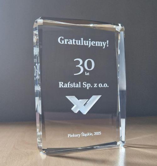 Ekskluzywna szklana statuetka na 30-lecie z personalizowanym grawerem Pamiątkowa, szklana statuetka z okazji jubileuszu firmy wykonana ze szkła kryształowego Dzięki ozdobnym szlifom po bokach statuetki, statuetka prezentuje się niezwykle prestiżowo. Szukasz eleganckiej, szklanej statuetki na jubileusz swojej firmy? Skorzystaj z naszego 25-letniego doświadczenia i zamów piękne, personalizowane statuetki Laser 3D producent statuetek z Zielonej Góry