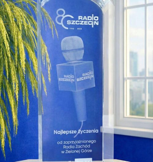 statuetka-szklana-mikrofon-radio-szczecin-80-lecie Szklana statuetka w kształcie obelisku z wygrawerowanym mikrofonem 3D na 80-lecie Radia Szczecin od Radia Zachód Piękny szklany, personalizowany prezent jubileuszowy z grawerem 3D prosto od producenta szklanych statuetek Laser 3D Zielona Góra, grawerujemy już od 25 lat