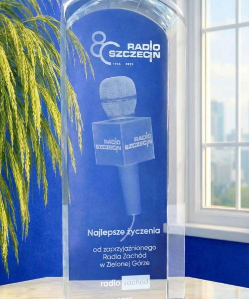 Szklana statuetka w kształcie obelisku z wygrawerowanym mikrofonem 3D na 80-lecie Radia Szczecin od Radia Zachód Piękny szklany, personalizowany prezent jubileuszowy z grawerem 3D prosto od producenta szklanych statuetek Laser 3D Zielona Góra, grawerujemy już od 25 lat